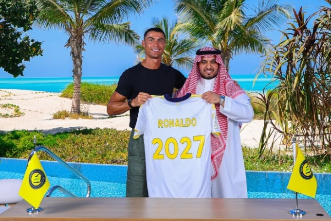 Cristiano Ronaldo (trái) và Chủ tịch Al Nassr, Abdullah Al-Majed trong thông báo gia hạn hợp đồng ngày 26/6/2025. Ảnh: Reuters