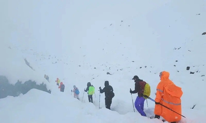 Những trekker xuống núi sau vụ bão tuyết ở núi Everest, khu vực thuộc Tây Tạng, Trung Quốc ngày 5/10/2025. Ảnh: Reuters