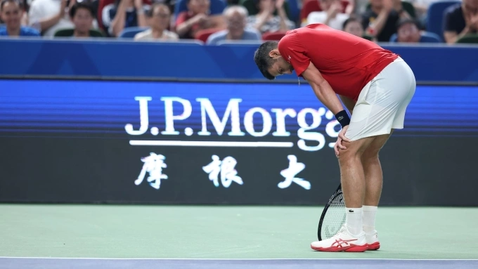 Djokovic nôn khan ở trận gặp Hanfmann, trên sân Trung tâm ở tổ hợp Qizhong Forest, Thượng Hải, Trung Quốc hôm 5/10. Ảnh: Reuters