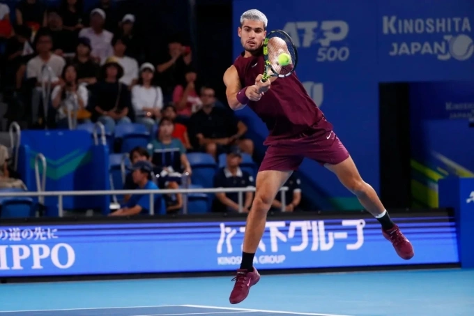 Alcaraz trả bóng trong một trận đấu tại ATP 500 Tokyo. Ảnh: Marca