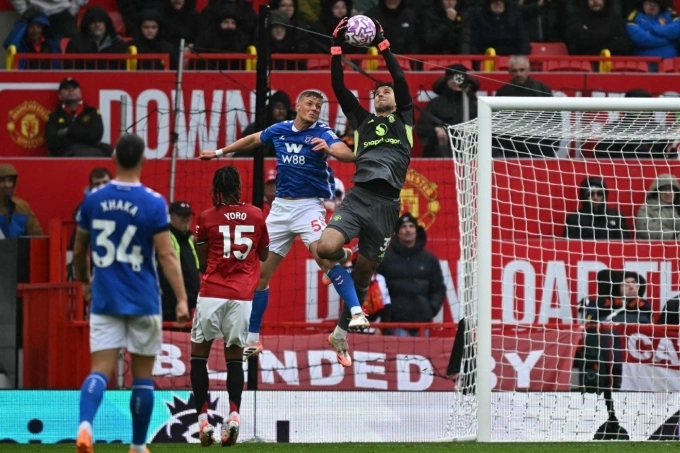 Lammens (phải) lao ra bắt bóng bổng trong một pha uy hiếp của Sunderland trong trận Man Utd thắng 2-0 trên sân Old Trafford, ở vòng 7 Ngoại hạng Anh ngày 4/10. Ảnh: AFP