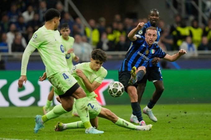 Hàng thủ Barca không ngăn được tiền vệ Davide Frattesi ghi bàn trong trận thua Inter 3-4 ở lượt về bán kết Champions League trên sân San Siro ngày 6/5/2025. Ảnh: Marca