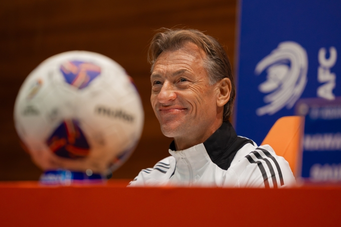 HLV Herve Renard tham dự họp báo trước trận Arab Saudi gặp Indonesia ở lượt ra quân bảng B vòng loại bốn World Cup 2026 - khu vực châu Á, tại phòng họp báo sân King Abdullah, Arab Saudi, ngày 7/10/2205. Ảnh: SaudiNT