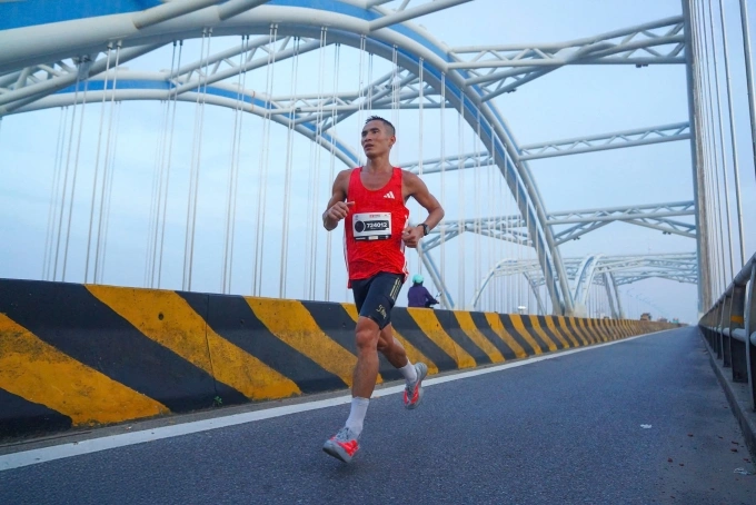 Vận động viên Phạm Tiến Sản trên hành trình chinh phục giải Marathon Quốc tế Hà Nội Techcombank mùa 4. Ảnh: BTC