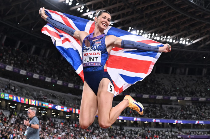 Amy Hunt mừng HC bạc 200m tại giải vô địch điền kinh thế giới ở Tokyo, Nhật Bản. Ảnh: AFP