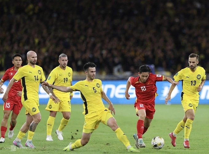 Jon Irazabal (số 5), Rodrigo Holgado (19), Joao Figueireido (14) và Hector Hevel (13) trong trận Malaysia thắng Việt Nam (áo đỏ) 4-0 ở lượt hai bảng F vòng loại cuối Asian Cup 2027, trên sân Bukit Jalil, Malaysia ngày 10/6/2025. Ảnh: Hai Tư