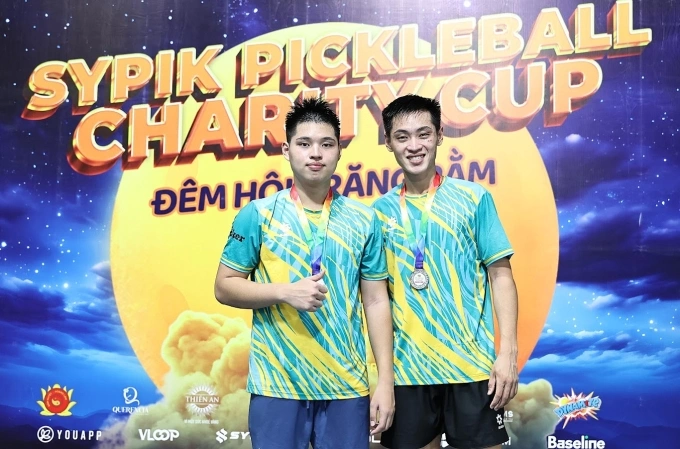 Vinh Hiển và Gia Vinh nhận giải nhì Pickleball Charity Cup tối 6/10. Ảnh: Anh Lê