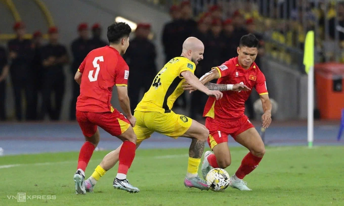 Figueireido rê qua Tiến Anh (trái) và Xuân Mạnh trong trận Malaysia thắng Việt Nam 4-0 ở lượt hai bảng F vòng loại cuối Asian Cup 2027, trên sân Bukit Jalil, Malaysia ngày 10/6/2025. Ảnh: Hai Tư