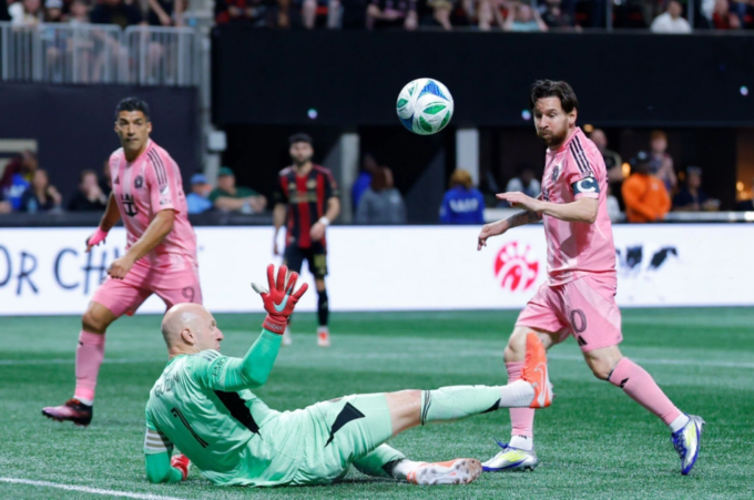 Lionel Messi lốp bóng qua người thủ thành Brad Guzan ghi bàn trong trận Inter Miami thắng Atlanta 2-1 trên sân Mercedes-Benz, Atlanta, Georgia, Mỹ ngày 16/3. Ảnh: Inter Miami