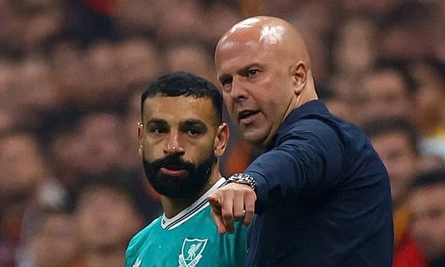 HLV Arne Slot và Mohamed Salah trong trận Liverpool thua Galatasaray ở lượt hai Champions League trên sân RAMS, thành phố Istanbul, Thổ Nhĩ Kỳ tối 30/9/2025. Ảnh: Reuters