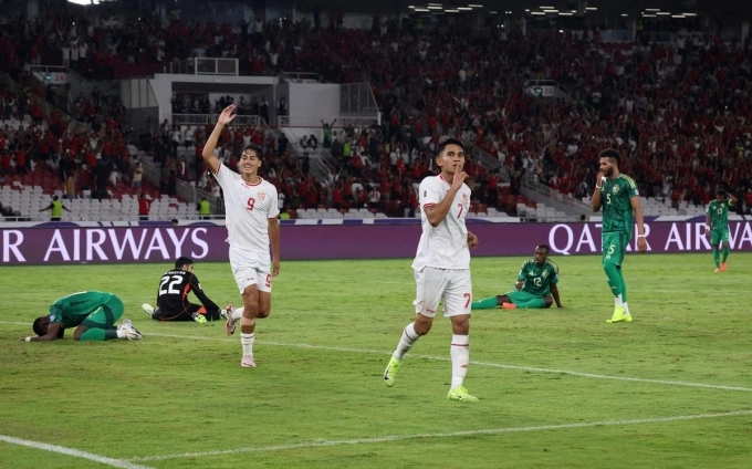 Tiền vệ Indonesia Marselino Ferdinan (số 7) mừng bàn ấn định chiến thắng 2-0 trước Arab Saudi (áo xanh) ở lượt sáu bảng C vòng loại ba World Cup 2026 - khu vực châu Á, trên sân Gelora Bung Karno, Indonesia, ngày 19/11/2024. Ảnh: Starsport
