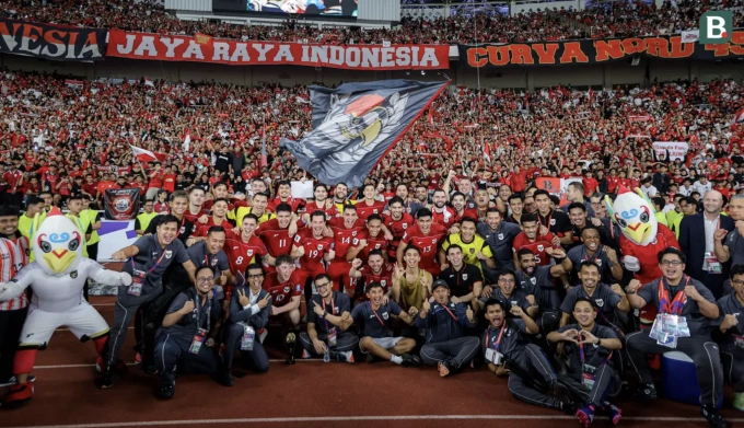 Đội tuyển Indonesia ăn mừng cùng người hâm mộ sau trận thắng Trung Quốc 1-0 ở lượt chín bảng C vòng loại ba World Cup 2026 - khu vực châu Á, trên sân Gelora Bung Karno, Indonesia, ngày 5/6/2025. Ảnh: Bola