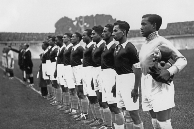 Đội tuyển Đông Ấn Hà Lan, nay là Indonesia, trước trận thua Hungary 0-6 ở vòng 1/8 World Cup 1938, trên sân Velodrome Municipal, Pháp ngày 5/6/1938. Ảnh: AFP