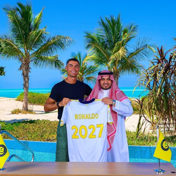 Cristiano Ronaldo (trái) và Chủ tịch Al Nassr, Abdullah Al-Majed trong thông báo gia hạn hợp đồng ngày 26/6/2025. Ảnh: Al Nassr