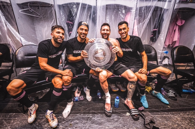 Jordi Alba, Luis Suarez, Lionel Messi và Sergio Busquets (từ trái sang) mừng danh hiệu Supporters’ Shield của MLS 2024. Ảnh: Inter Miami