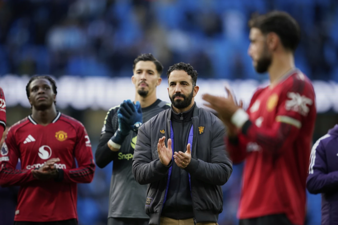 HLV Ruben Amorim vỗ tay tri ân người hâm mộ sau trận Man Utd thua Man City trên sân Etihad, Manchester, Anh ngày 14/9/2025. Ảnh: AP