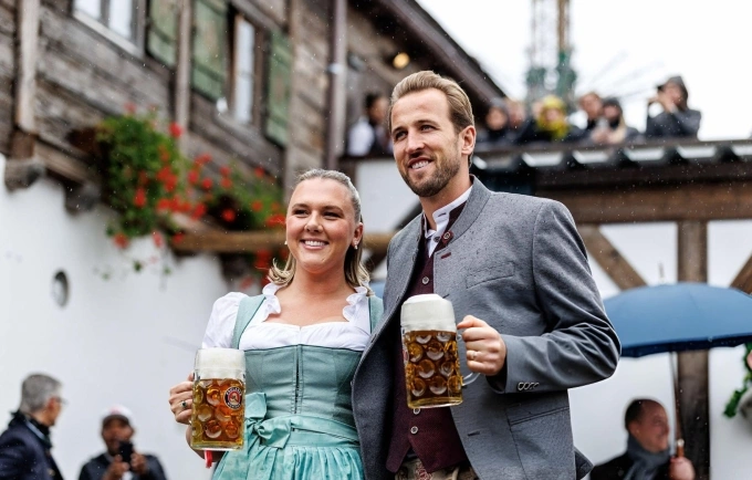 Kane bên vợ trong bữa tiệc truyền thống dịp lễ hội bia Oktoberfest của Bayern đầu tháng 10/2025. Ảnh: FC Bayern