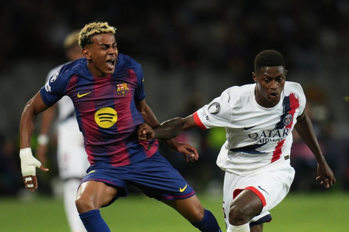 Yamal bị đau khi pha tranh chấp với Nuno Mendes trong trận Barca thua PSG 1-2 ở vòng bảng Champions League trên sân Olympic, Barcelona ngày 1/10. Ảnh: AP