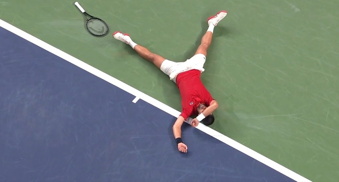 Djokovic nằm ra sân sau khi thua điểm quyết định ở set hai, trên sân Trung tâm ở tổ hợp Qizhong Forest, Thượng Hải, Trung Quốc hôm 8/10. Ảnh: Reuters