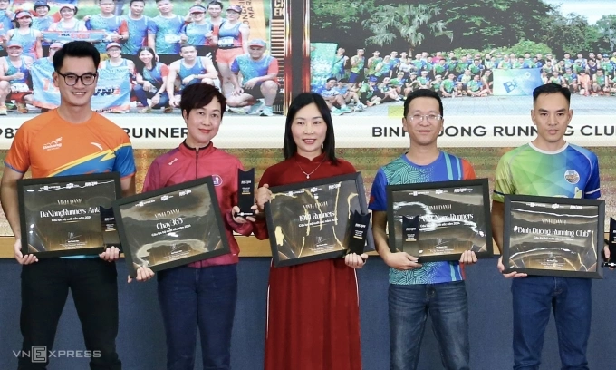 5 CLB chạy được vinh danh trong Gala trao giải Runners of the Year 2024. Ảnh: Hiếu Lương