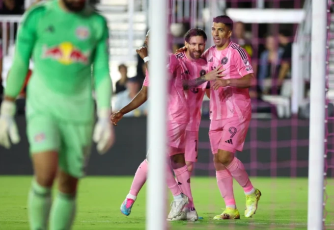 Lionel Messi và Luis Suarez mừng bàn trong trận Inter Miami thắng New York Red Bulls trên sân Lockhart, Fort Lauderdale, Florida, Mỹ ngày 3/5. Ảnh: AS