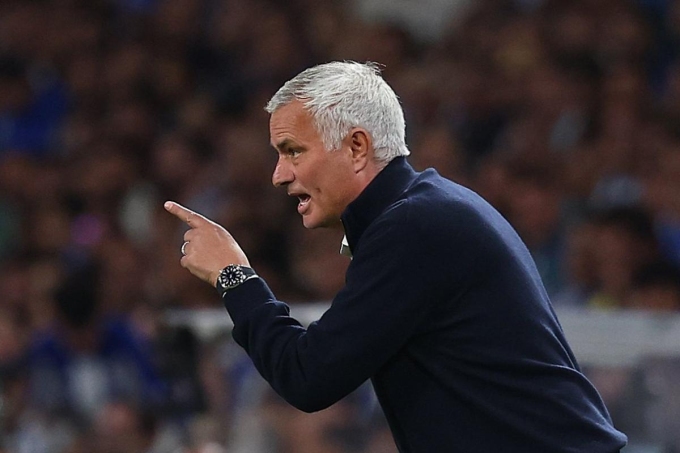 Mourinho chỉ đạo trong trận Porto 0-0 Benfica ở vòng tám giải vô địch Bồ Đào Nha hôm 5/10. Ảnh: AFP