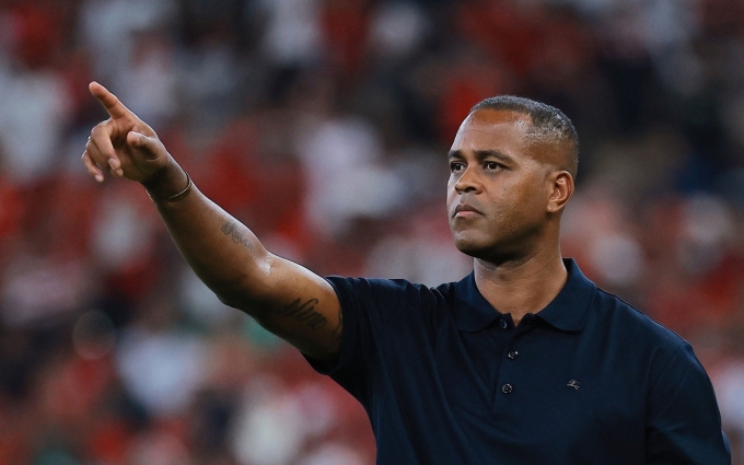HLV Kluivert chỉ đạo Indonesia ở lượt ra quân bảng B vòng loại bốn World Cup 2026 - khu vực châu Á, trên sân King Abdullah, Arab Saudi ngày 8/10/2025. Ảnh: Bola