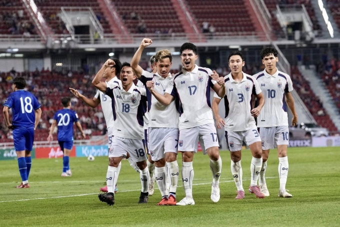 Chanathip Songkrasin (số 18) và Seksan Ratree (số 17) ghi bàn giúp Thái Lan hạ Đài Loan 2-0 ở lượt ba bảng D vòng loại cuối Asian Cup 2027, trên sân Rajamangala, Thái Lan ngày 9/10/2025. Ảnh: FAT