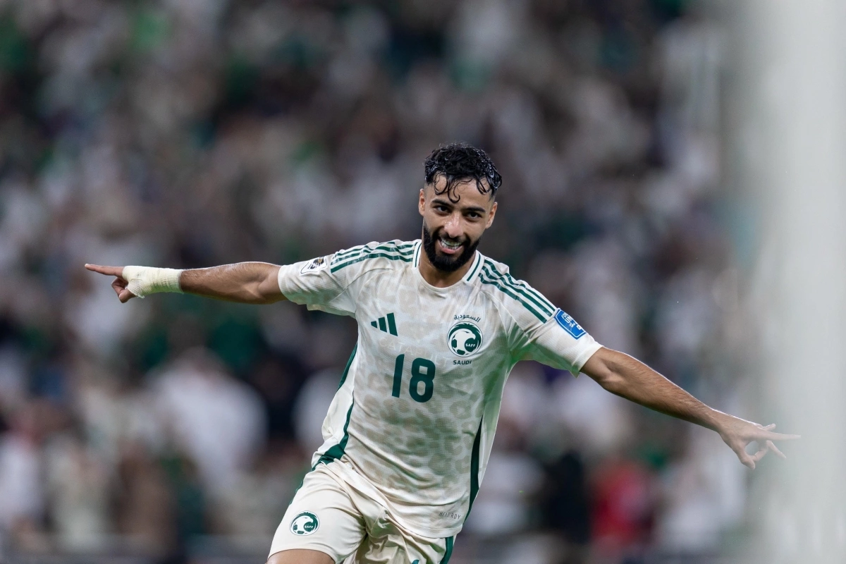 Tiền vệ Arab Saudi Saleh Abu Al Shamat mừng bàn gỡ 1-1 ở phút 16 trong trận thắng Indonesia 3-2 ở lượt ra quân bảng B vòng loại bốn World Cup 2026 - khu vực châu Á, trên sân King Abdullah, Arab Saudi ngày 9/10/2025. Ảnh: SaudiNT