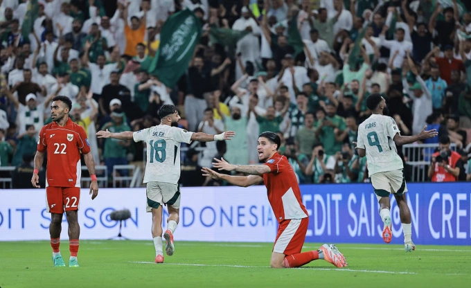 Indonesia (áo đỏ) thua Arab Saudi 2-3 ở lượt ra quân bảng B vòng loại bốn World Cup 2026 - khu vực châu Á, trên sân King Abdullah, Arab Saudi ngày 9/10/2025. Ảnh: AFP