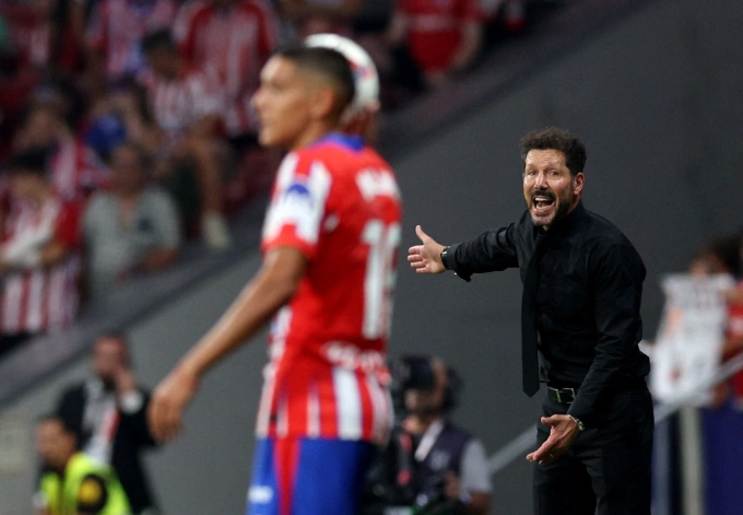HLV Diego Simeone chỉ đạo trong trận Atletico gặp Espanyol trên sân Civitas Metropolitano, Madrid, Tây Ban Nha ngày 28/8/2024. Ảnh: Reuters