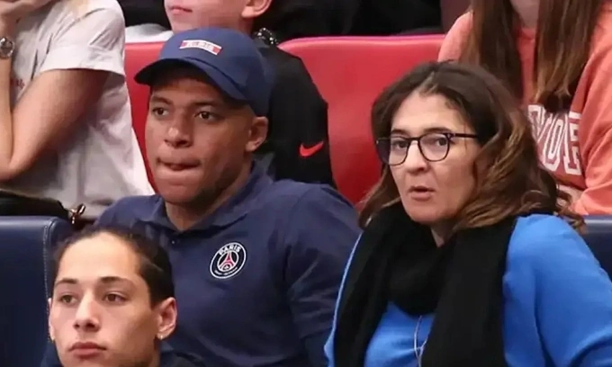 Bà Fayza và Mbappe đi xem một trận đấu thời tiền đạo Pháp còn khoác áo PSG. Ảnh: imago
