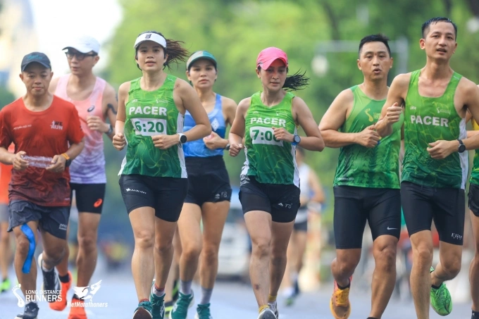 Runner chạy tập cuối tuần tại hồ Gươm, Hà Nội. Ảnh: Long Distance Runners