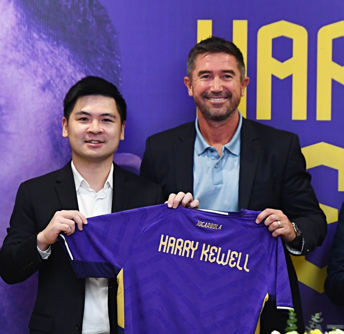 Chủ tịch Hà Nội FC Đỗ Vinh Quang (trái) và tân HLV Harry Kewell (phải) tại lễ ra mắt ở trụ sở Tập đoàn T&T, Hà Nội ngày 9/10/2025. Ảnh: Hà Nội FC
