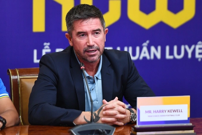 HLV Harry Kewell trả lời truyền thông tại lễ ra mắt. Ảnh: Hà Nội FC