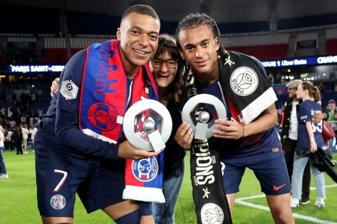 Bà Fayze cùng hai con trai mừng vô địch Ligue 1 thời Mbappe và Ethan còn ở PSG. Ảnh: AFP