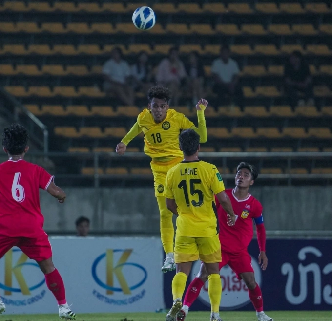 Malaysia (áo vàng) thắng Lào 3-0 ở lượt ba bảng F vòng loại cuối Asian Cup 2027, trên sân Quốc gia Lào mới ngày 9/10/2025. Ảnh: MalaysiaNT
