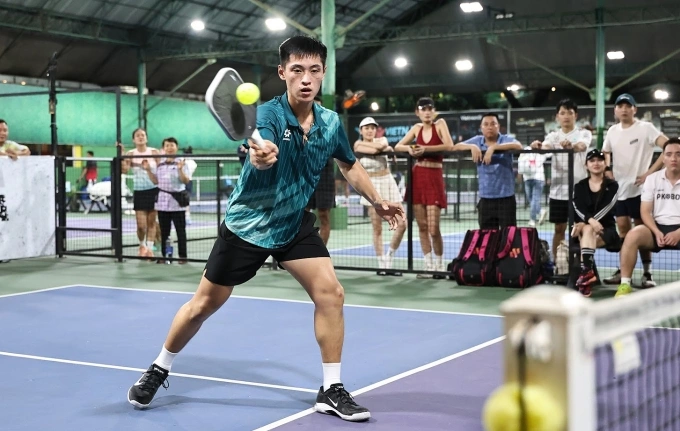 Trương Vinh Hiển thi đấu tại giải pickleball Đêm hội trăng rằm ngày 6/10 gây quỹ tổ chức đêm hội trung thu và gửi các phần quà hỗ trợ trẻ em mồ côi và hoàn cảnh khó khăn tại Mái ấm Tuệ Minh (Lâm Đồng). Ảnh: Đức Đồng