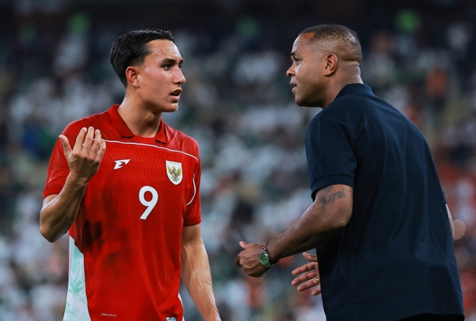 HLV Kluivert (phải) chỉ dẫn tiền đạo Jonathans, ở lượt ra quân bảng B vòng loại bốn World Cup 2026 - khu vực châu Á, trên sân King Abdullah, Arab Saudi ngày 8/10/2025. Ảnh: Bola