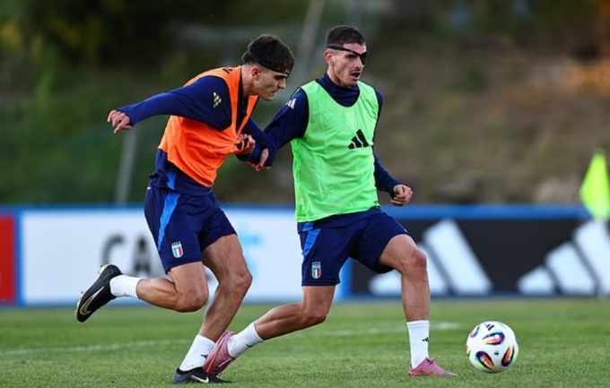 Các cầu thủ U21 Italy bịt một mắt khi tập luyện tại Cesena. Ảnh: FIGC