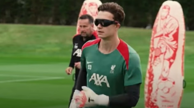 Các thủ môn của Liverpool đeo kính bảo hộ công nghệ cao khi tập luyện năm 2024.