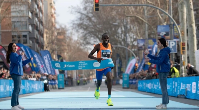 Kiplimo vui mừng sau khi phá kỷ lục thế giới half marathon ở giải eDreams Mitja Marato tại Barcelona ngày 16/2. Ảnh: AP