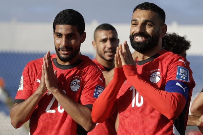 Salah (phải) và đồng đội mừng bàn trong trận Djibouti 0-3 Ai Cập ở vòng loại World Cup khu vực châu Phi tối 8/10. Ảnh: AFP