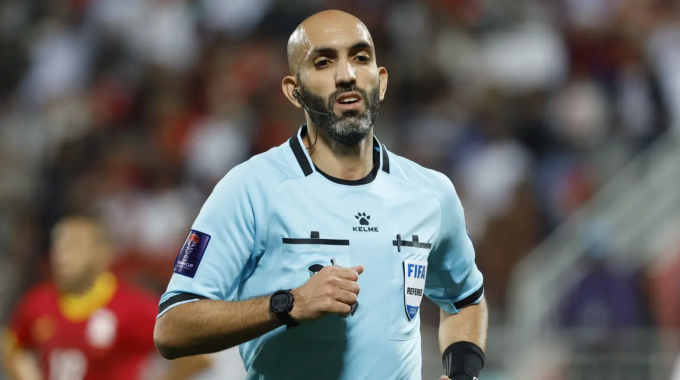Trọng tài người Kuwait, Ahmed Al-Ali trong trận Indonesia thua Arab Saudi 2-3 ở lượt ra quân bảng B vòng loại bốn World Cup 2026 - khu vực châu Á, trên sân King Abdullah, Arab Saudi ngày 9/10/2025. Ảnh: AFP