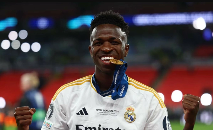 VInicius Junior cắn huy chương vàng mừng chức vô địch Champions League, sau trận chung kết thắng Dortmund 2-0 trên sân Wembley, thành phố London, Anh, tối 1/6/2024. Ảnh: Reuters