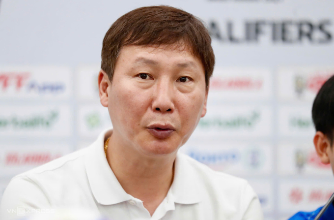 HLV Kim Sang-sik trong họp báo sau trận Việt Nam thắng Nepal 3-1 ở vòng loại cuối Asian Cup 2027, tối 9/10 tại sân Gò Đậu. Ảnh: Đức Đồng