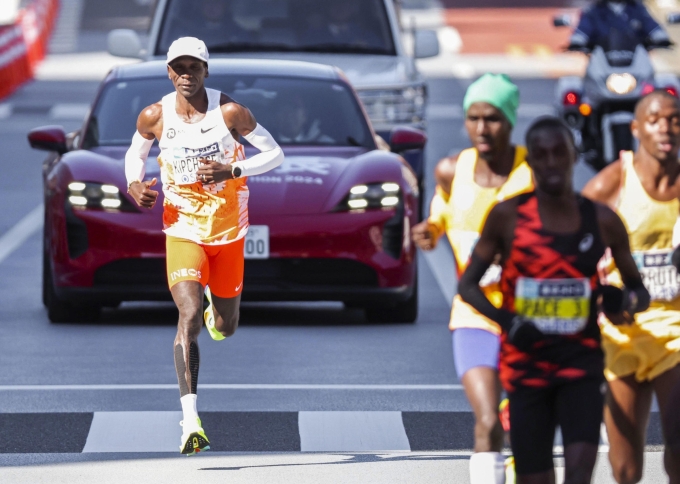 Eliud Kipchoge trên đường chạy Tokyo Marathon 2024. Ảnh: Reuters
