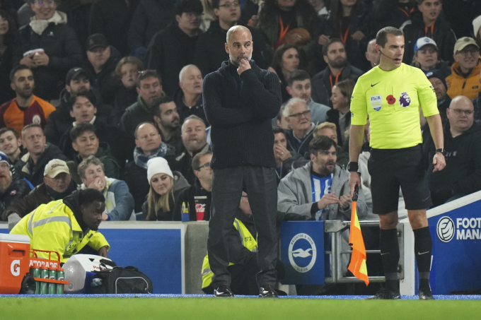 HLV Man City Pep Guardiola trong trận thua Brighton 1-2 ở vòng 11 Ngoại hạng Anh trên sân Falmer, Brighton ngày 10/11/2024. Ảnh: AP