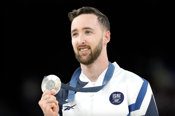 Artem Dolgopyat giành HC bạc Olympic 2024 nội dung thể dục tự do tại Paris, Pháp vào ngày 3/8/2024. Ảnh: AP