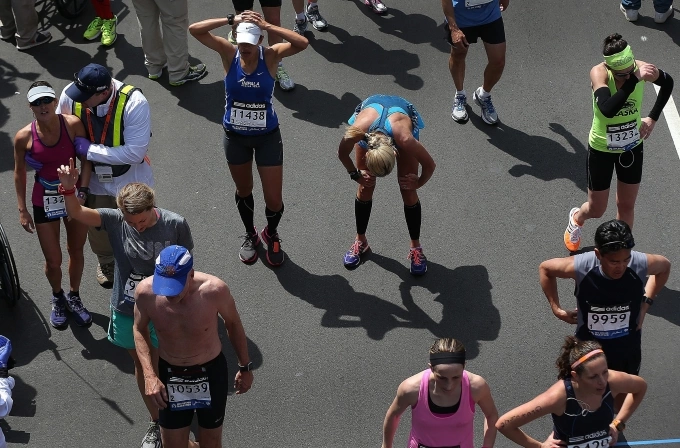 Vẻ mệt mỏi của các runner sau khi hoàn thành Boston Marathon 2025. Ảnh: Boston Globe
